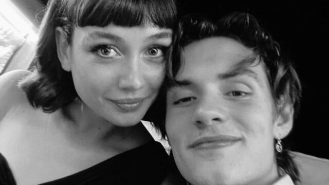 Louis Partridge e Sydney Chandler